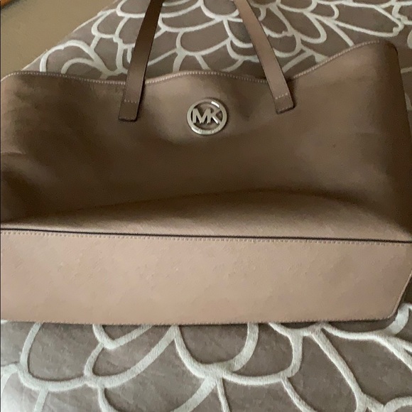 Michael Kors taupe tote hand bag - Picture 2 of 7